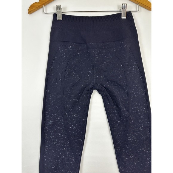 Lululemon‎ Athletica Free To Flow Crop 17 Inch Inseam Navy And White Size 6 - Picture 4 of 5